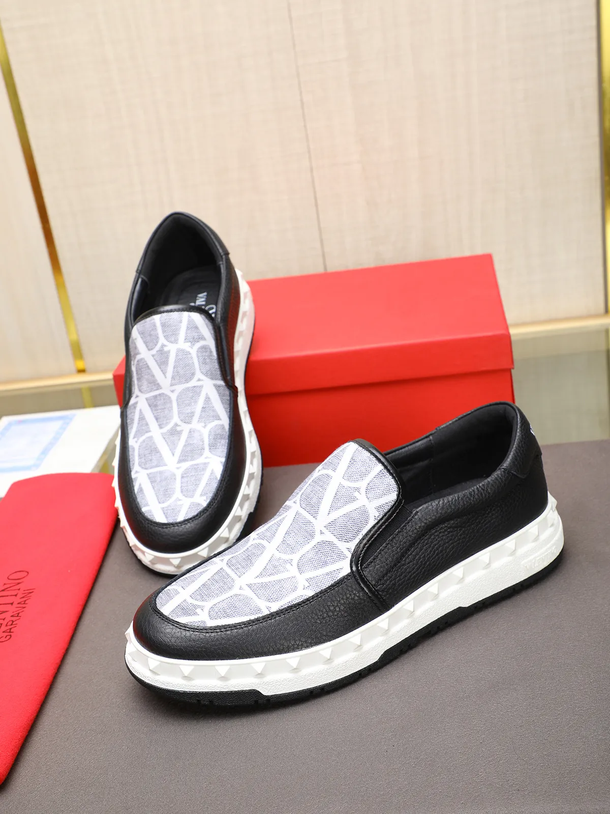Men's shoes 💰440 Valentino "VALENTINO" hot sale ❤️ Counters ship at the same time 1:1 👏 Imported cowhide + waterproof fabric + leather lining 🐂 Casual fashion shoes Exquisite workmanship Original original outsole 38-44 (45 customized, non-refundable)
